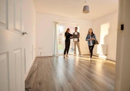 Una pareja visita un piso para alquilar en una imagen de archivo.