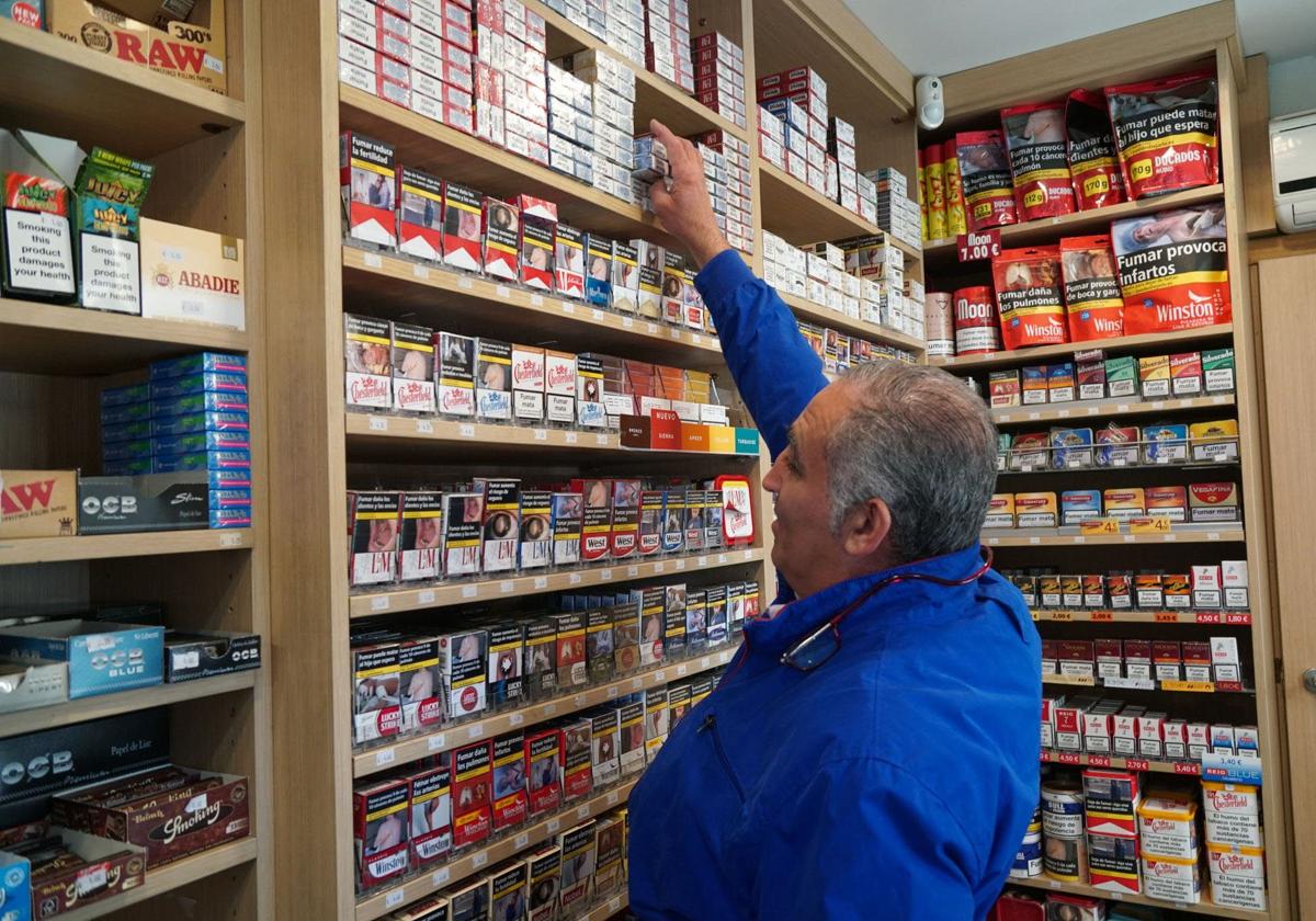 Venta de tabaco en un estanco.