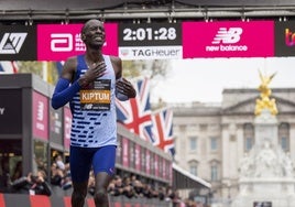 Kiptum entra en meta en el Maratón de Londres 2023.