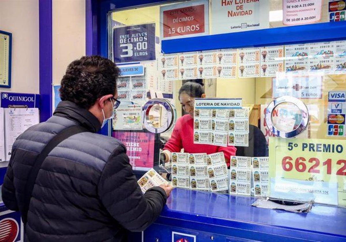 Un cliente compra un décimo en una administración en una imagen de archivo.