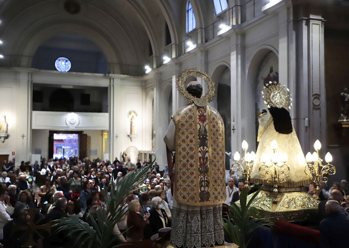 Imagen secundaria 1 - Visita de la Peregrina, al barrio valenciano de Ruzafa y Guillermo Serrano, presidente de la agrupación de fallas de Ruzafa, con la imposición de una insignia conmemorativa a la Virgen.