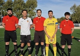 La plantilla de veteranos del Valencia CF antes de disputar el partido contra el Villarreal.