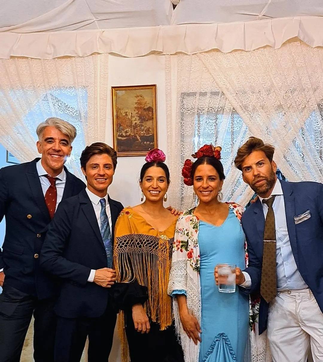 Mateo Climent, con amigos en la Feria de Abril de Sevilla.