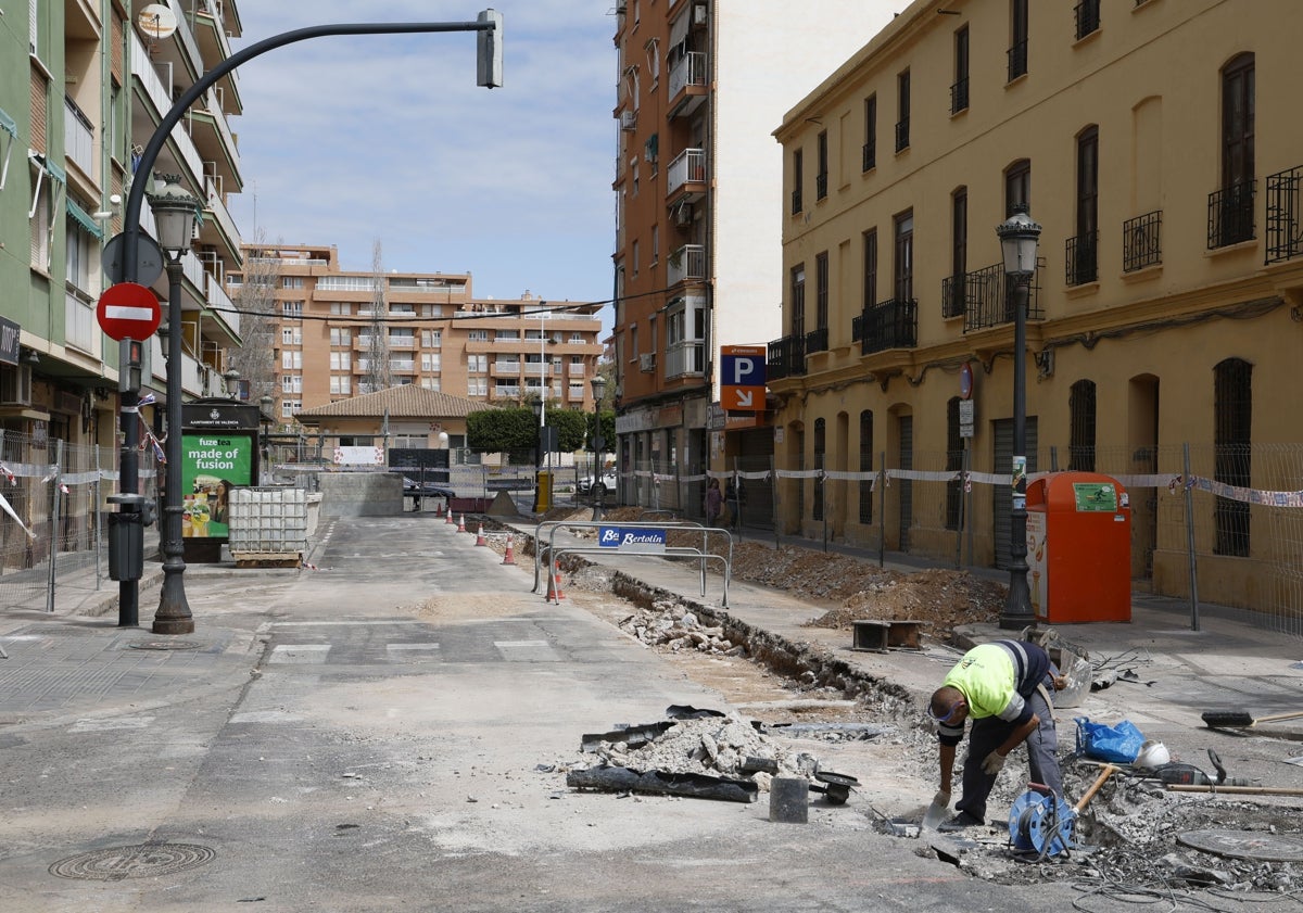 Imagen principal - Obras en la avenida Malvarrosa, en Serrería y en el Cabanyal.