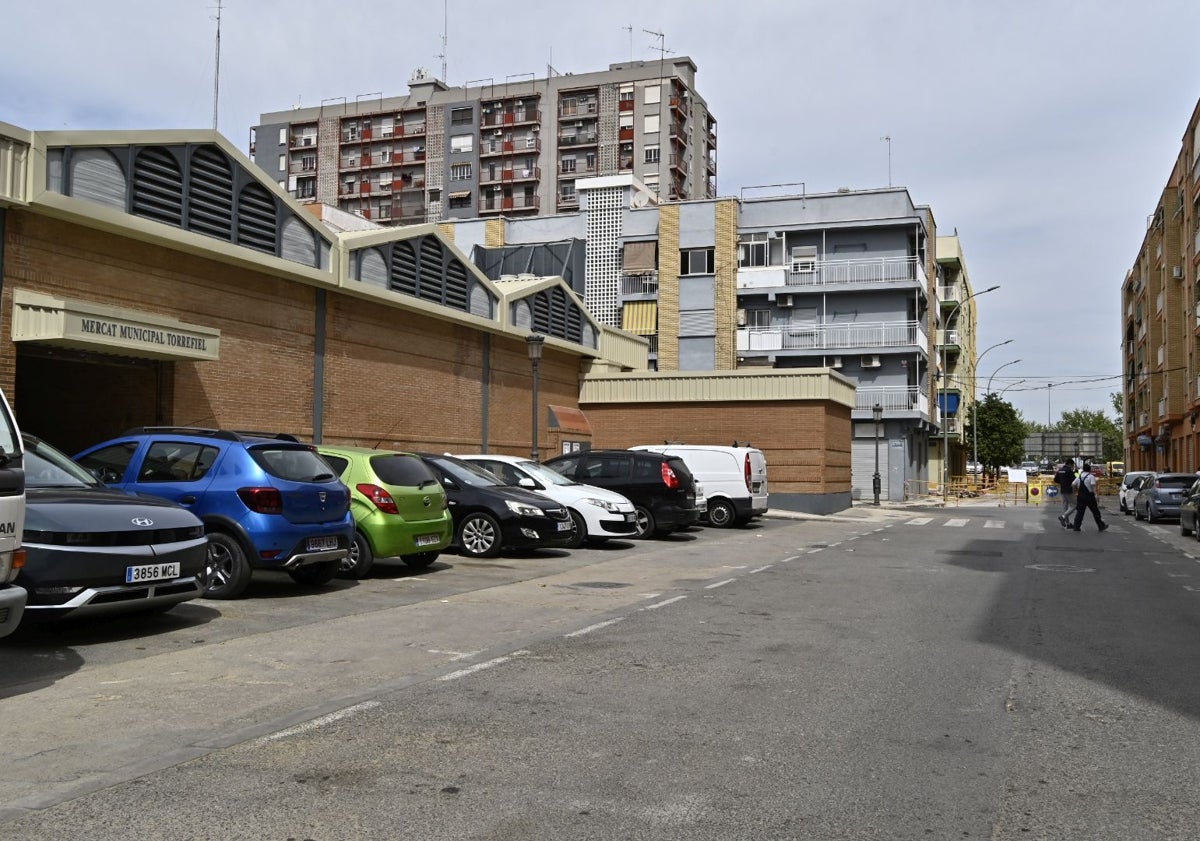 Imagen principal - Inicio de obras en el barrio de Torrefiel y zona ajardinada creada en el Cabanyal tras eliminar plazas de aparcamiento.