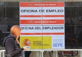 Una mujer pasa por delante de una Oficina de Empleo en una imagen de archivo.