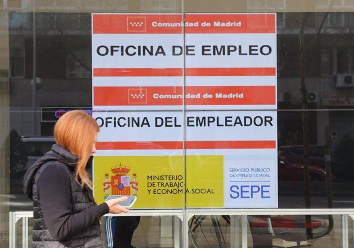 Una mujer pasa por delante de una Oficina de Empleo en una imagen de archivo.