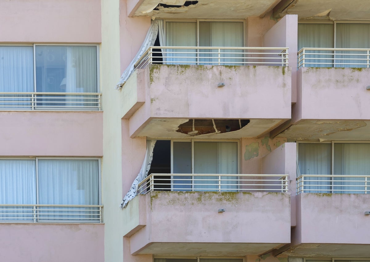 Imagen secundaria 1 - Varios balcones abiertos en el hotel Sidi Saler, en la parte recayente a la playa; balcones con puertas abiertas en un lateral y entrada al hotel con la prohibición de entrar.