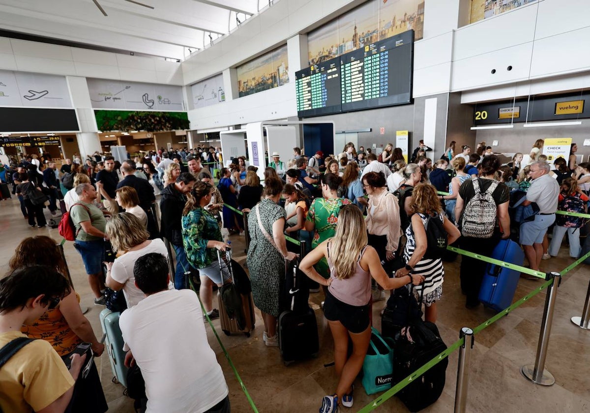 Colas de pasajeros en el aeropuerto de Valencia.