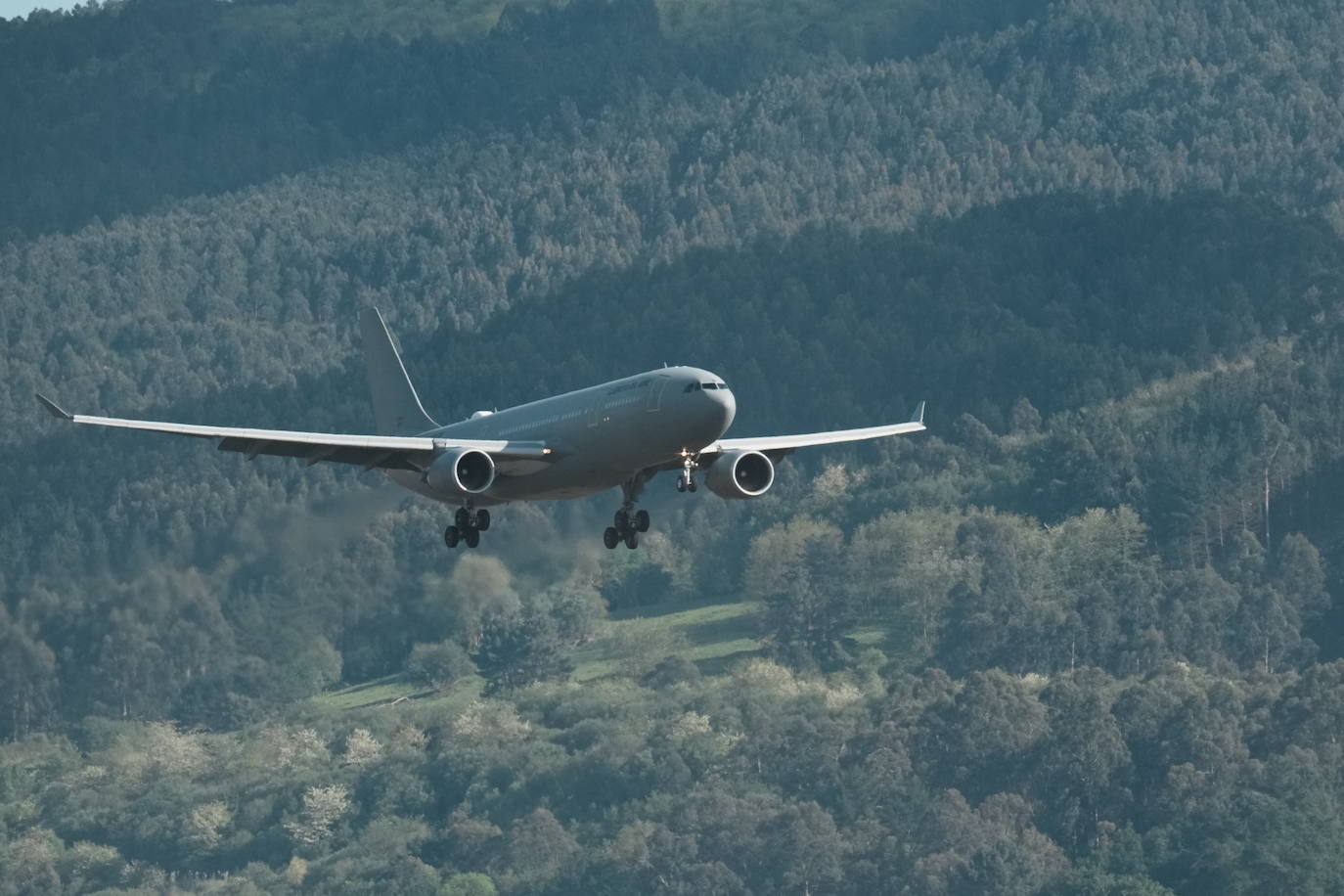 Aterriza En Loiu (Vizcaya) El Avión Militar Medicalizado Que Ha ...