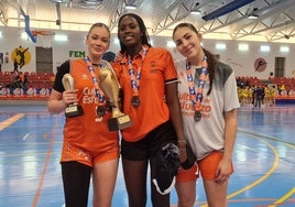 Lucía Rivas, Awa Fam y Alba Callero, el domingo en Pego tras ganar el autonómico junior con el Valencia Basket.