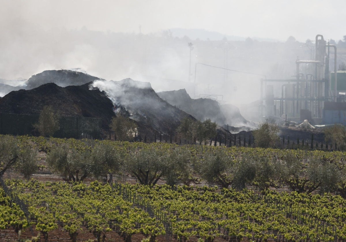 Una semana después la planta de Econova continúa con la expulsión de humo.