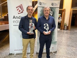 Los ganadores posan con su premio.