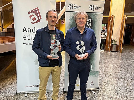 Los ganadores posan con su premio.