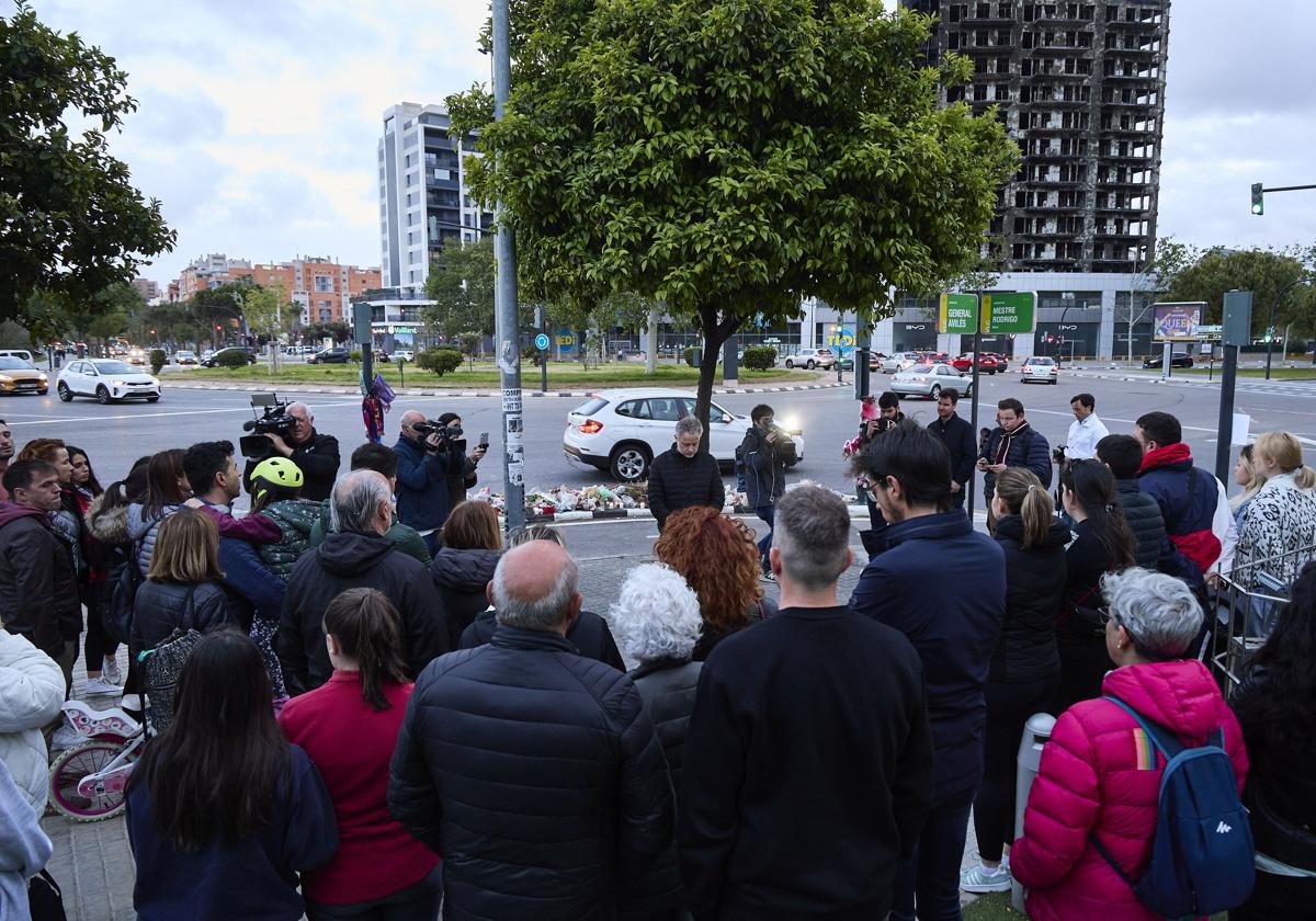 Minutos de silencio frente al edificio incendiado de Campanar.