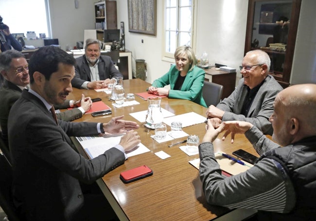 Un momento de la reunón de la consellera y los secretarios autómicos con el alcalde.