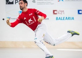 Giner la pasa durante la final de la Lliga.