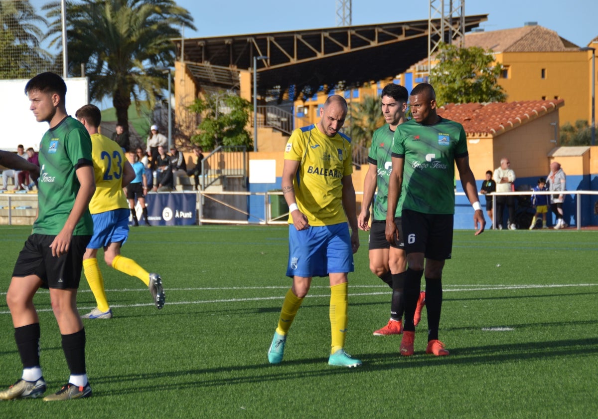 Jugadores dianenses y calpinos durante un partido.