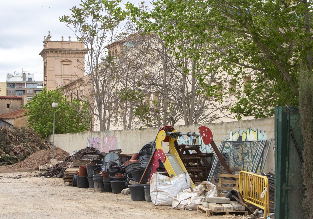 Imagen principal - Imágenes de la basura, pintadas y suciedad que envuelve el entorno del Museo de Bellas Artes de Valencia.