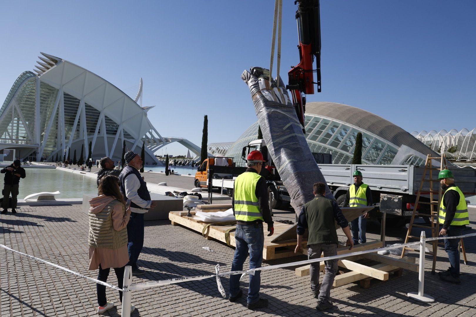 Monumentales esculturas en mármol y bronce llegan a Valencia