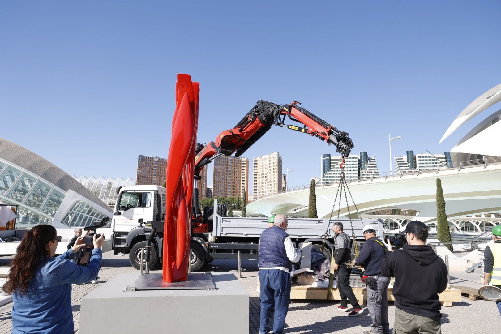 Monumentales esculturas en mármol y bronce llegan a Valencia