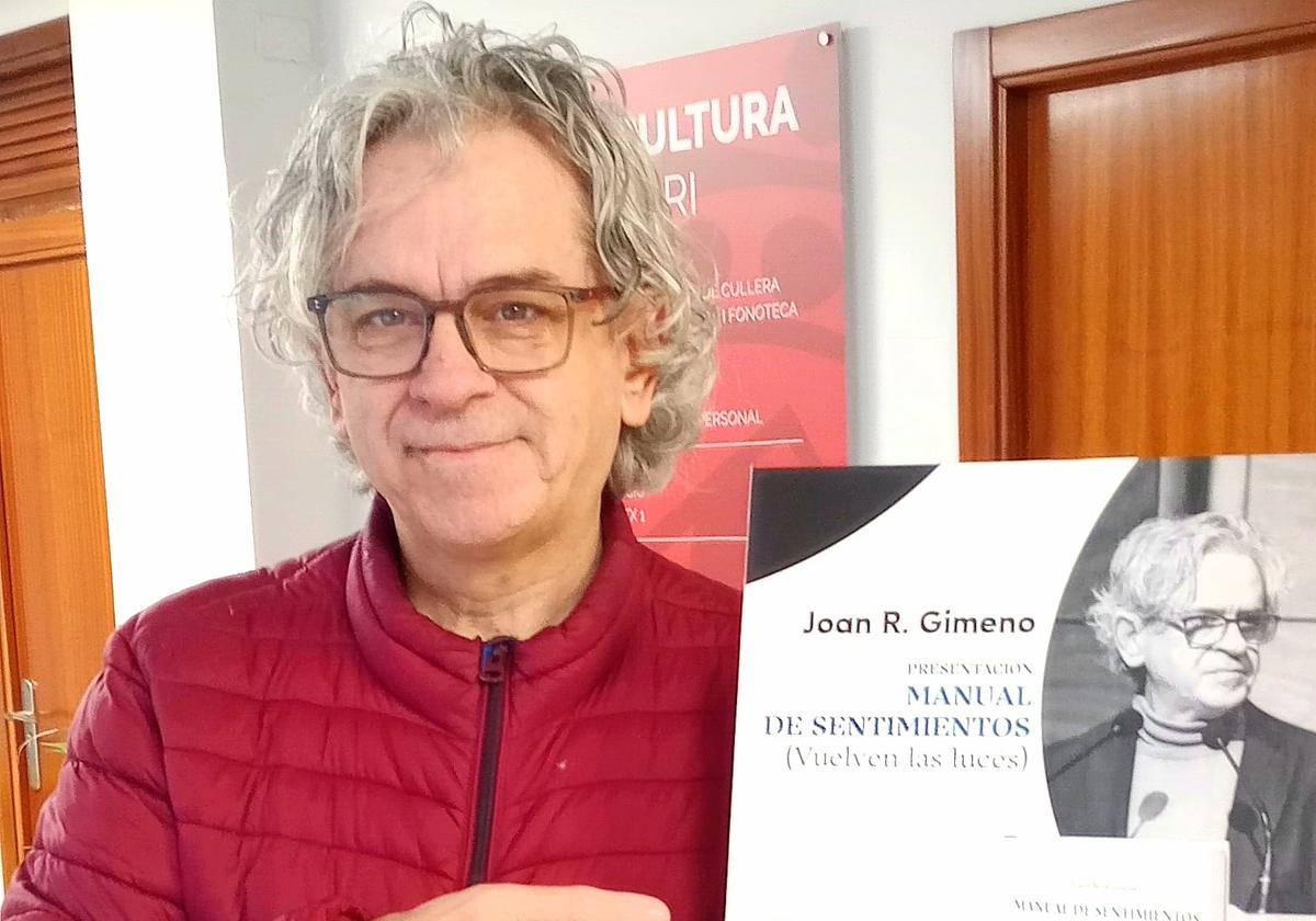 Gimeno junto a su nueva obra.