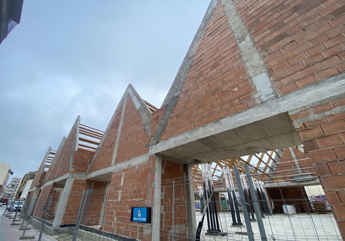 Obra de construcción del centro cívico del Cabanyal, con construcciones que imitan las barracas.