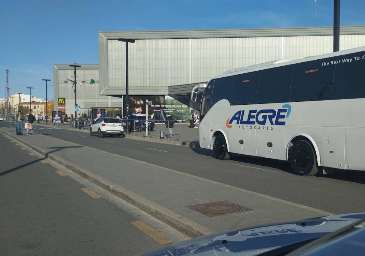 Imagen principal - Las peticiones de los taxistas para mejorar la estación del AVE de Valencia