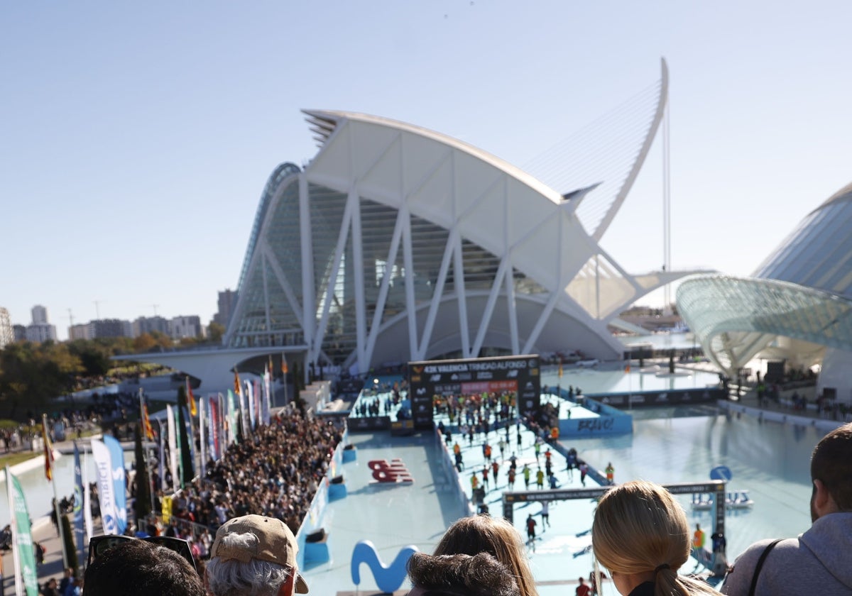 Línea de llegada del Maratón Valencia Trinidad Alfonso en la Ciudad de las Artes y las Ciencias.