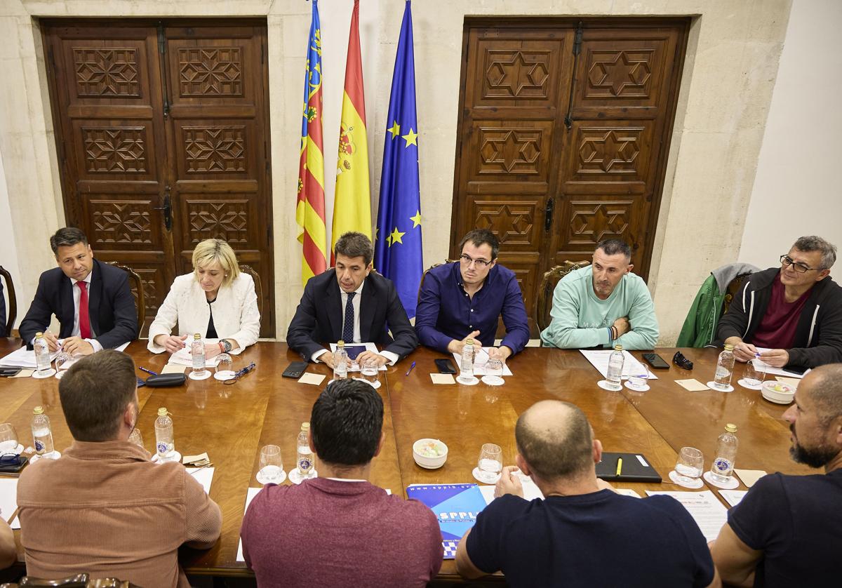 Carlos Mazón, este martes, con representantes sindicales de los bomberos forestales de la Societat Valenciana de Gestión Integral de Emergencias (SGISE).