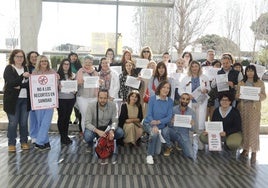 Trabajadores del Hospital de Dénia durante la protesta de este martes.