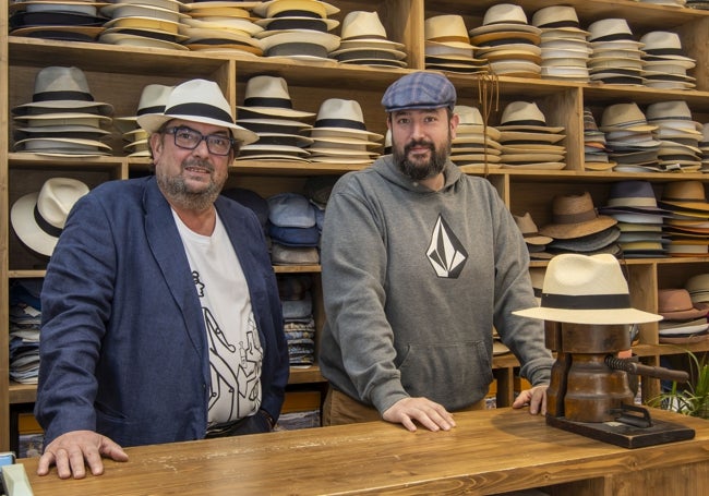 Rafael Albero y su hijo, en el mostrador de una de sus tiendas del centro de Valencia