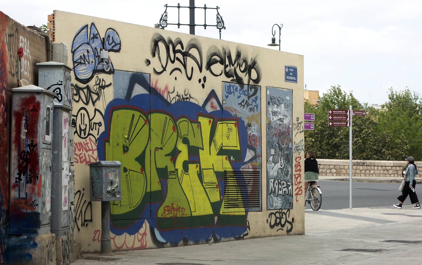 Fotos del Bellas Artes de Valencia, entre contenedores y grafitis