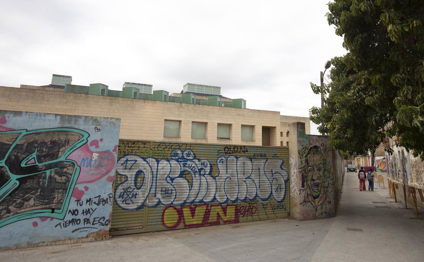 Fotos del Bellas Artes de Valencia, entre contenedores y grafitis