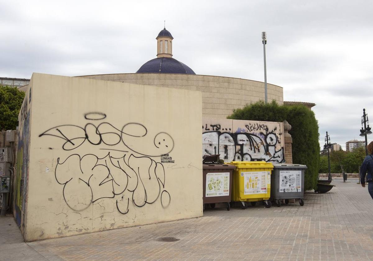 Fotos del Bellas Artes de Valencia, entre contenedores y grafitis