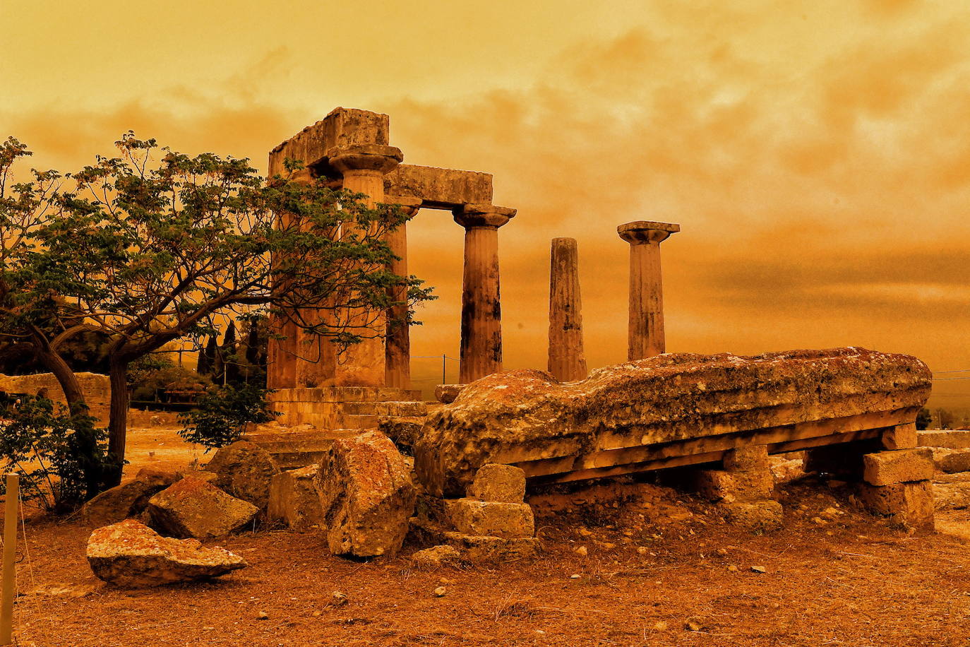 Atenas se tiñe de naranja