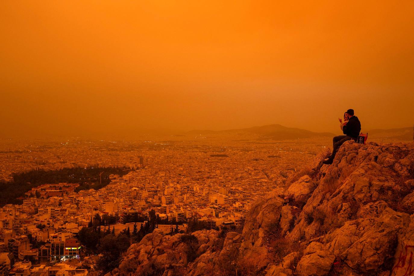 Atenas se tiñe de naranja