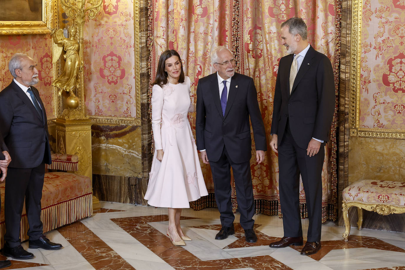 Letizia recupera su vestido rosa más primaveral para el almuerzo del Premio Cervantes