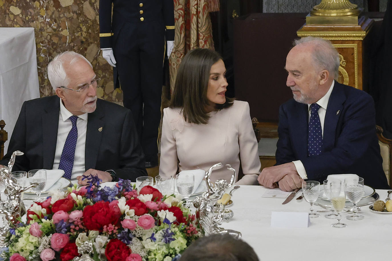 Letizia recupera su vestido rosa más primaveral para el almuerzo del Premio Cervantes