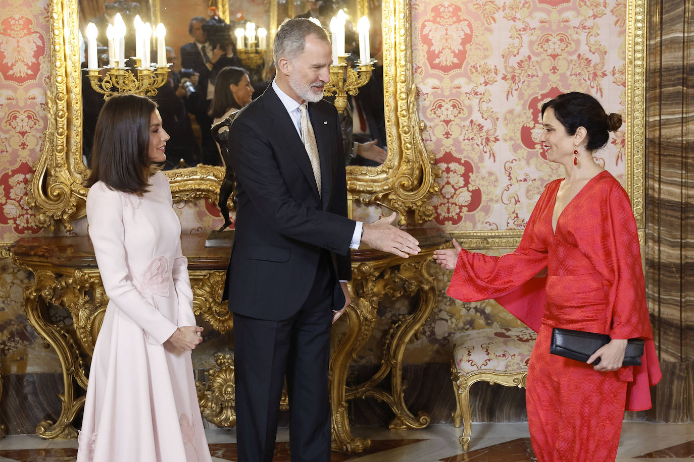 Letizia recupera su vestido rosa más primaveral para el almuerzo del Premio Cervantes