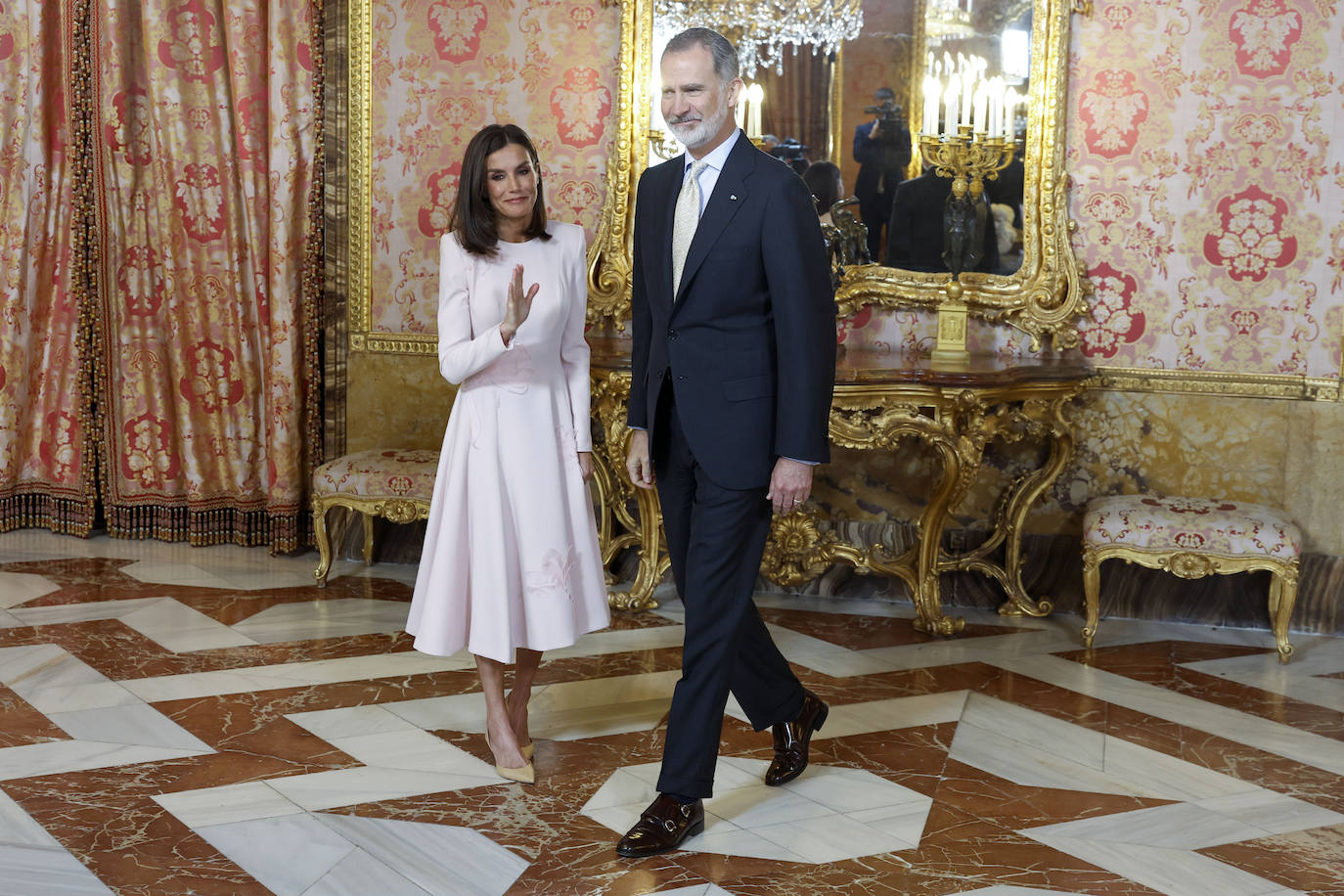 Letizia recupera su vestido rosa más primaveral para el almuerzo del Premio Cervantes