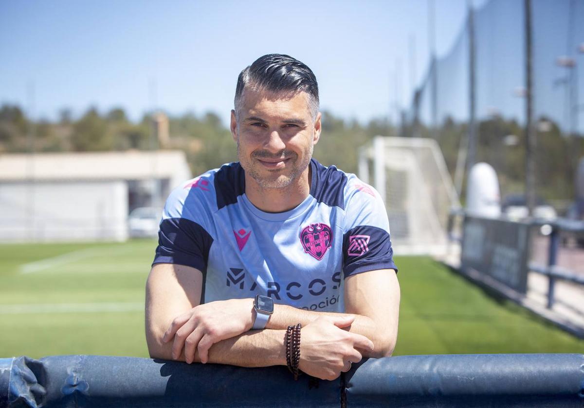 Andrés Fernández, posando en la Ciudad Deportiva de Buñol.