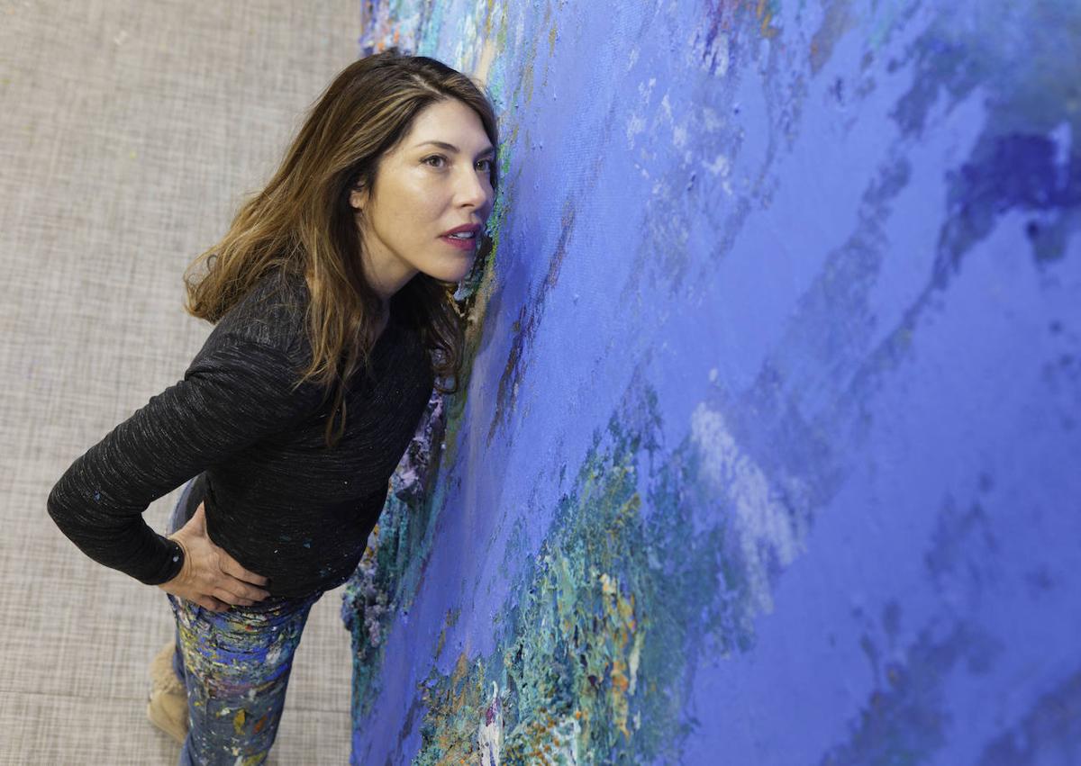 Imagen secundaria 1 - Cristina Babiloni, con algunas de sus obras.