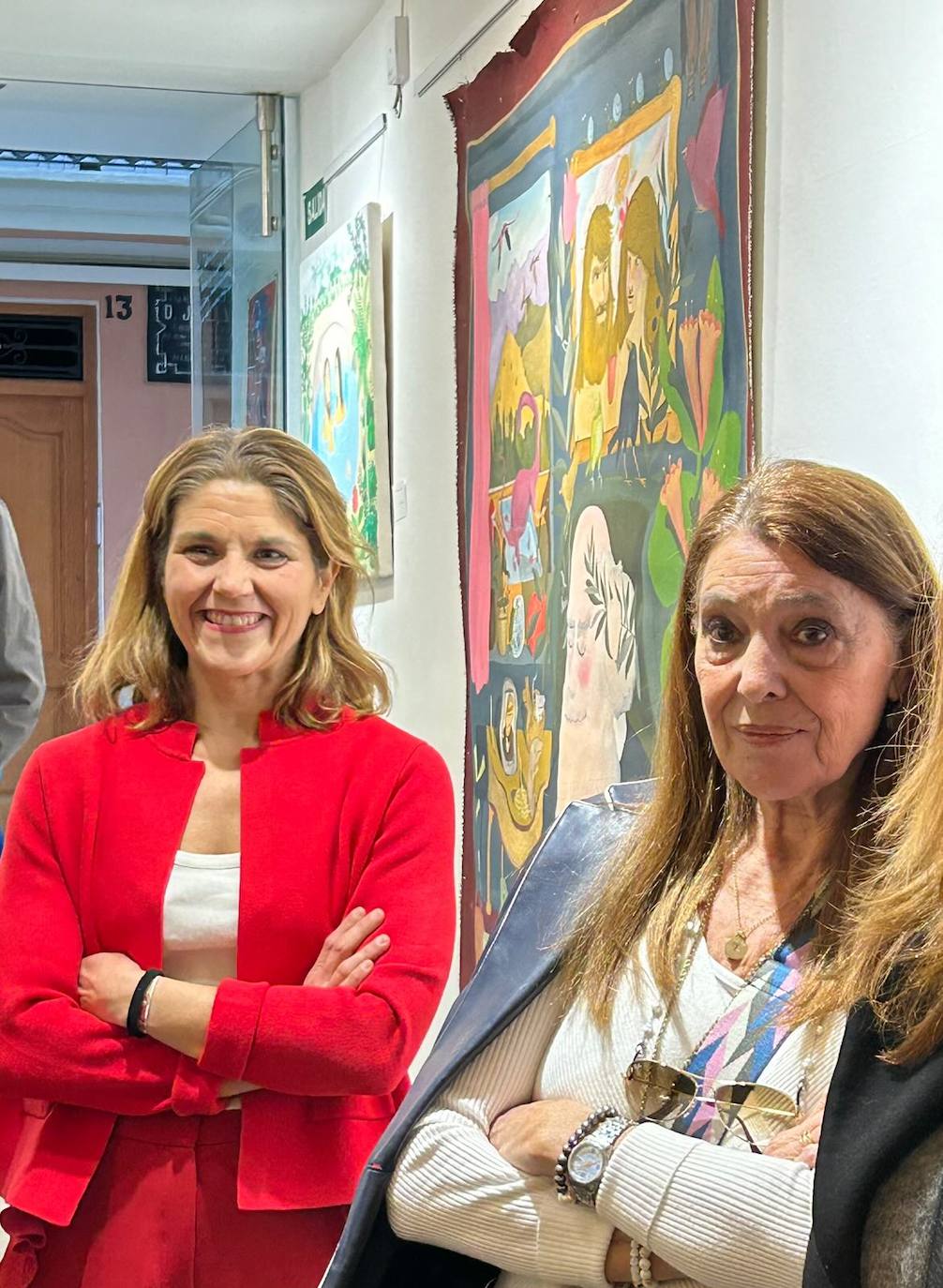 La galerista Lupe Fullana y Victoria Mora Robles en la exposición de José de Belda.