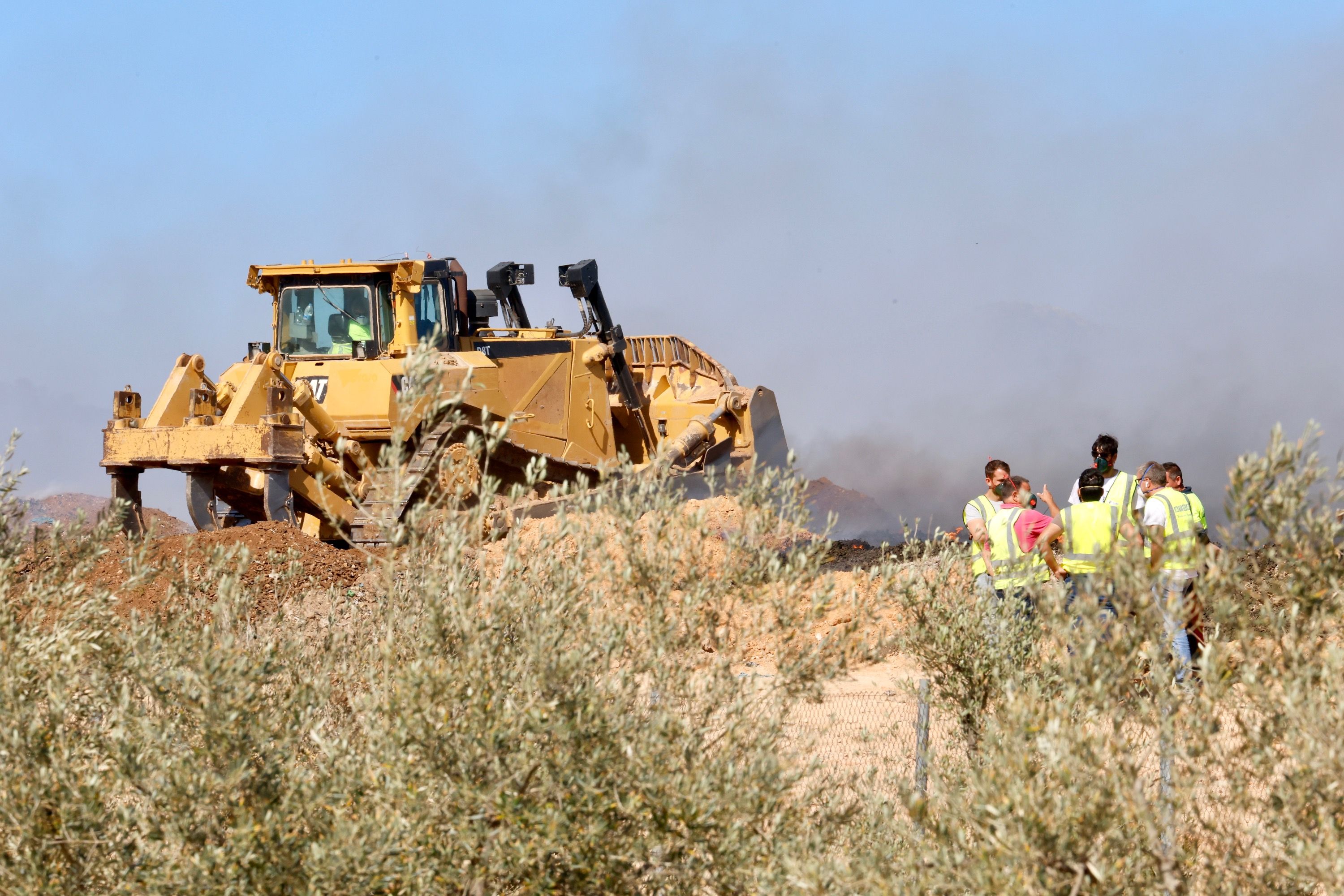 Maquinaria pesada para apagar el fuego de la planta de reciclaje de Requena