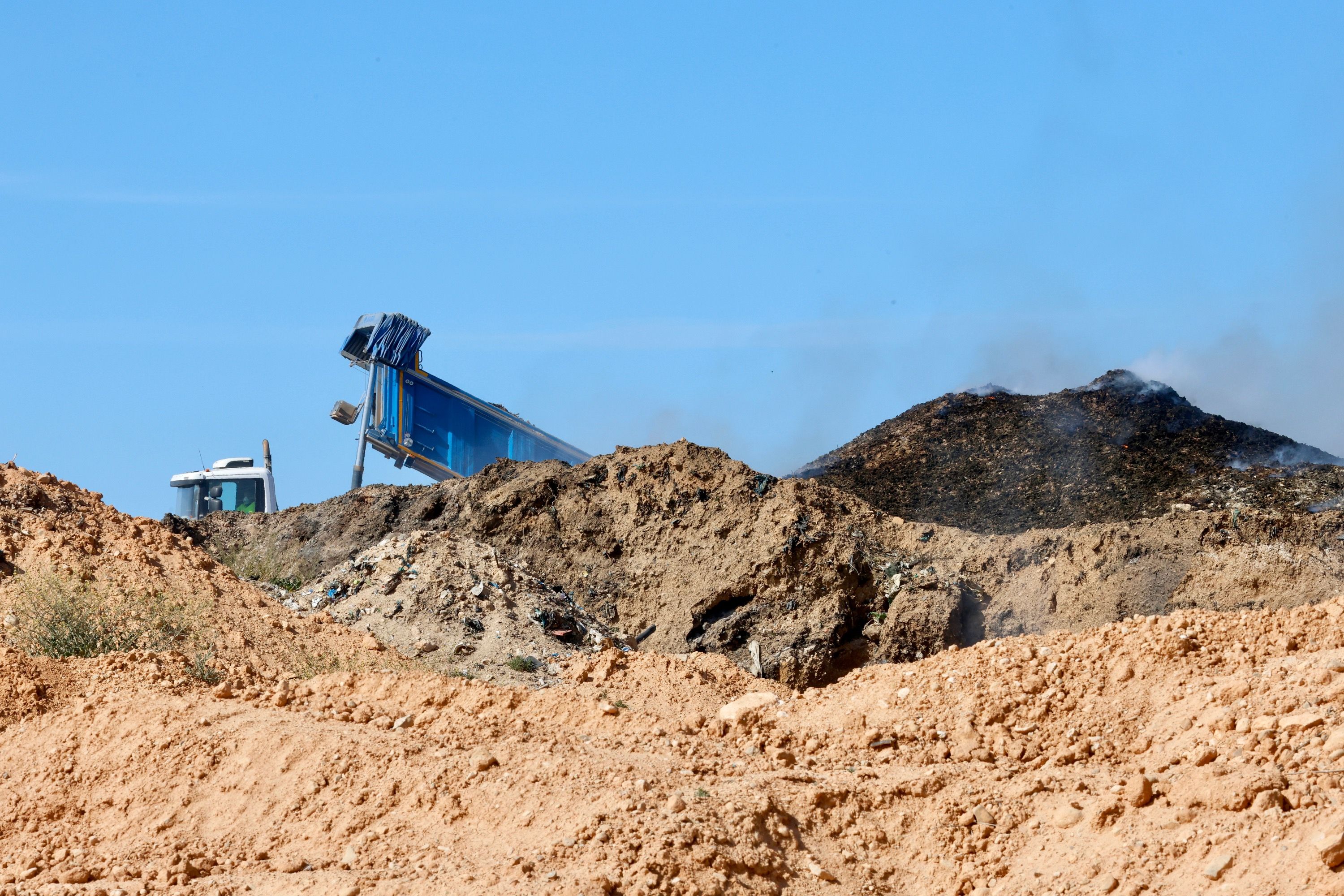 Maquinaria pesada para apagar el fuego de la planta de reciclaje de Requena