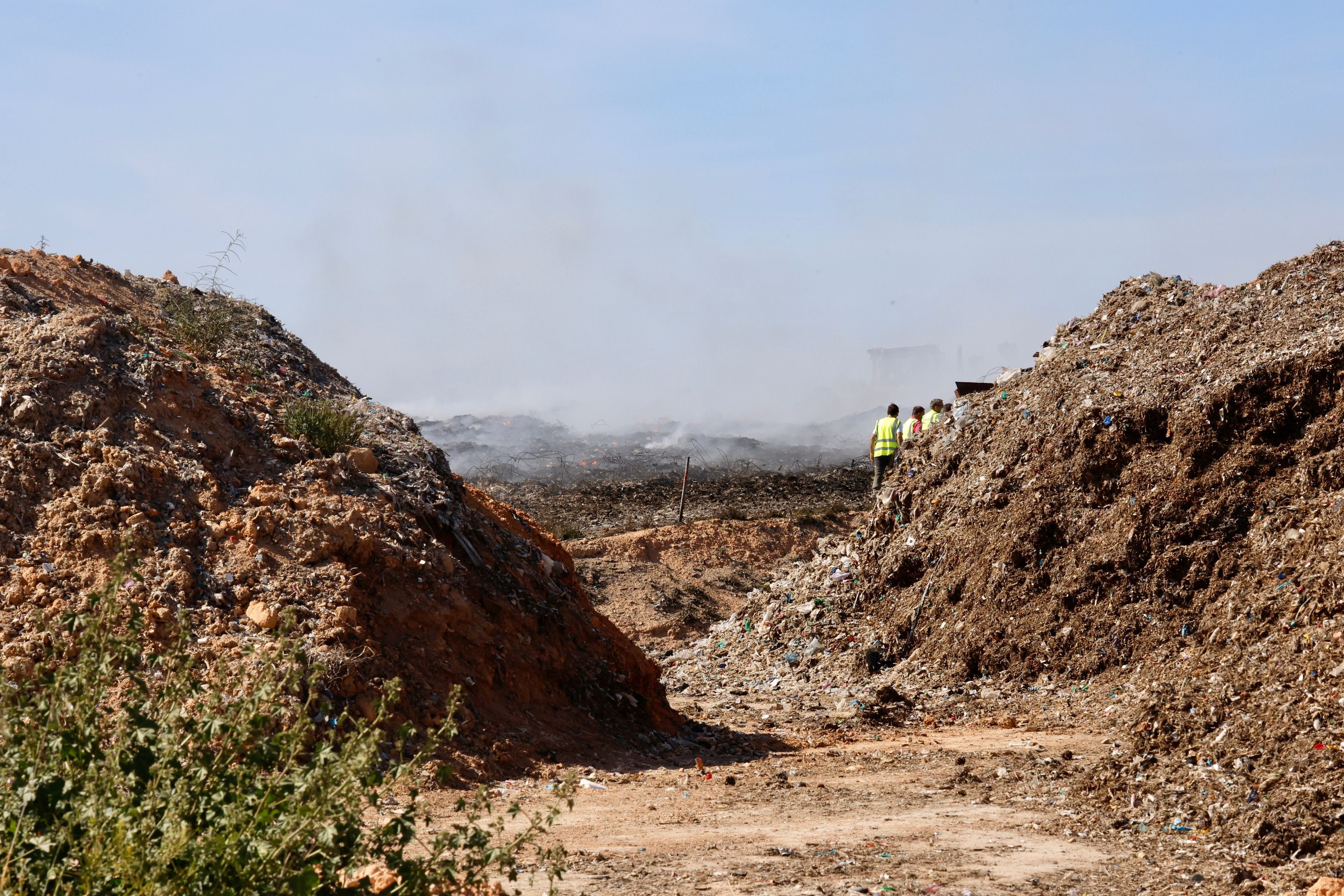 Maquinaria pesada para apagar el fuego de la planta de reciclaje de Requena