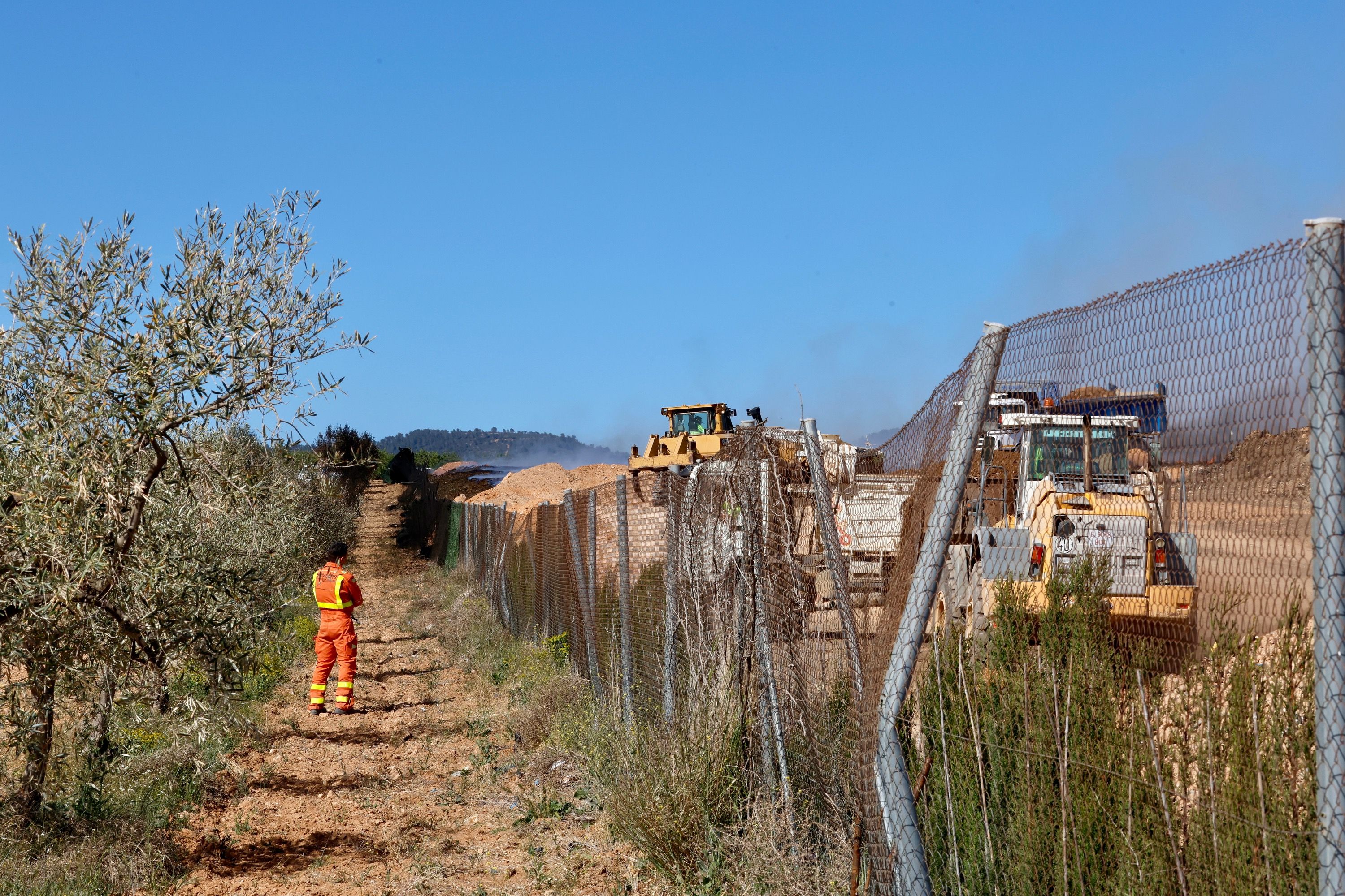 Maquinaria pesada para apagar el fuego de la planta de reciclaje de Requena