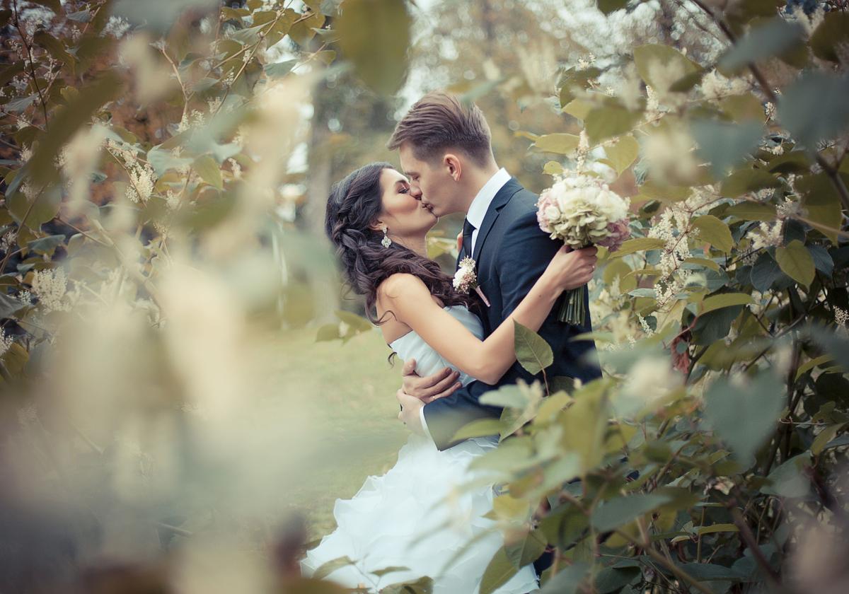 Una pareja de recién casados.