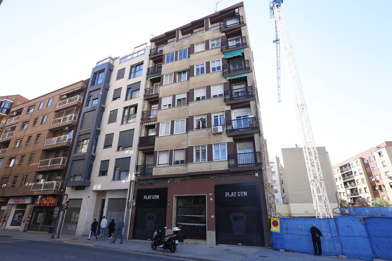 Desalojado un edificio en Valencia por una grieta